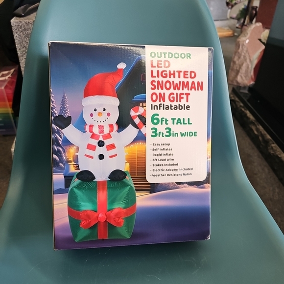 NIB Outdoor LED Lighted 6 Foot Smowman On Gift Inflatable Christmas Decoration - Picture 1 of 7